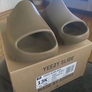 Kids yeezy slides